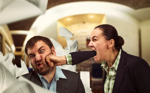 Businesswoman shouts at businessman — Stock Photo, Image