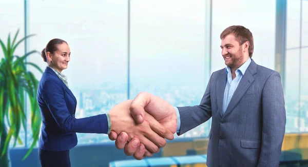 Zakenvrouw en zakenman handshaking — Stockfoto