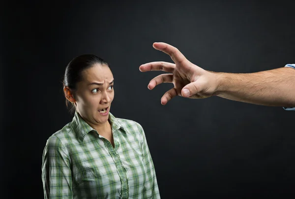 Kvinna skrämde med mänsklig hand — Stockfoto