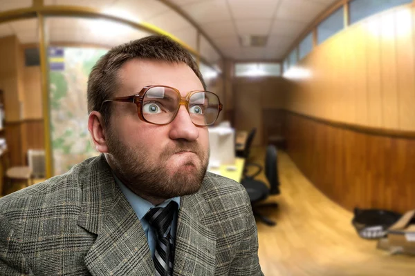 Разъяренный бизнесмен в очках — стоковое фото