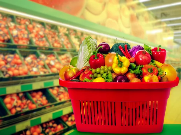 Verduras frescas en la cesta —  Fotos de Stock