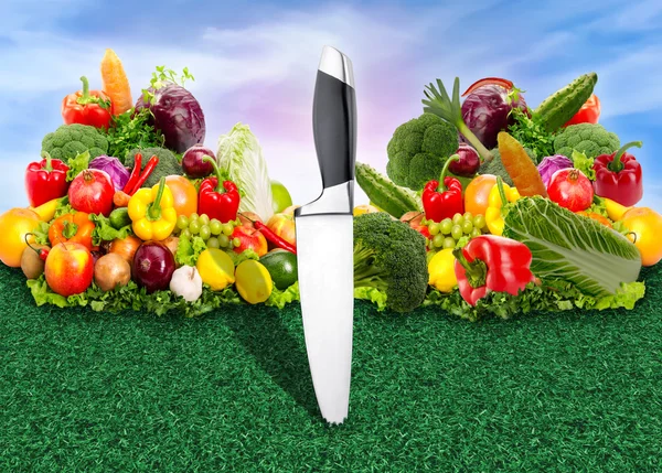Reifes Gemüse und Messer — Stockfoto