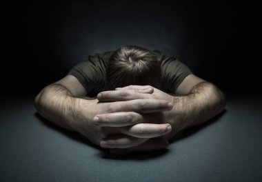 Masanın üzerinde üzgün adam