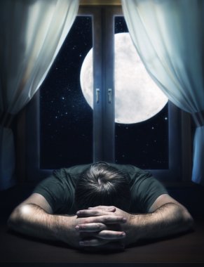 Masanın üzerinde üzgün adam