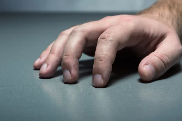 Menschenhand auf dem Tisch — Stockfoto