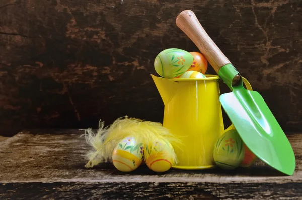 Huevos de Pascua y herramientas de jardinería — Foto de Stock