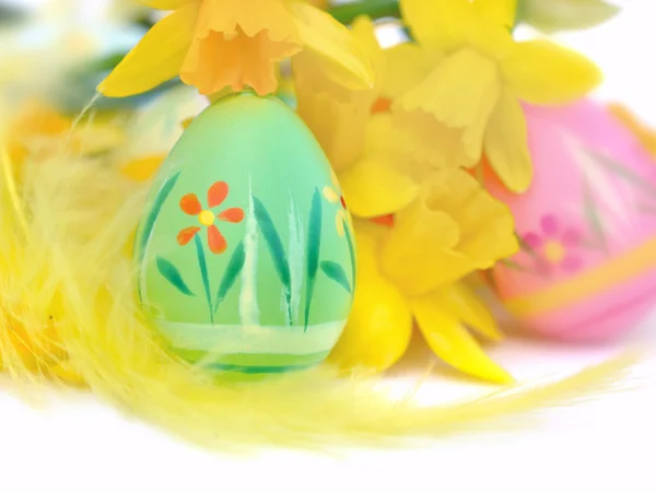 Pequeños huevos de Pascua entre narcisos — Foto de Stock
