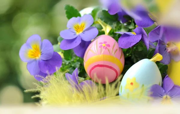 Decoración de Pascua en jardín — Foto de Stock