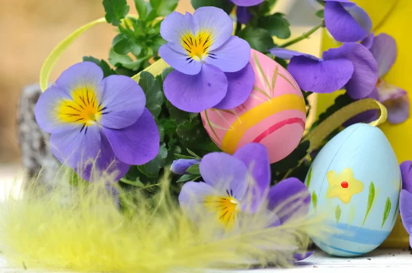 Dekorative Eier in Blumen — Stockfoto