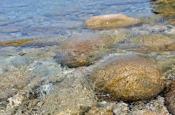 Felsen unter Wasser — Stockfoto