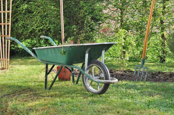 Gartengeräte im Garten — Stockfoto