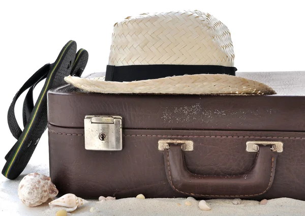 Chapéu de palha em uma mala — Fotografia de Stock