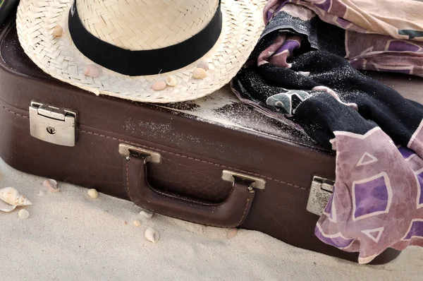 Koffer in het zand — Stockfoto