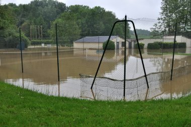 Tenis Kortu sular altında