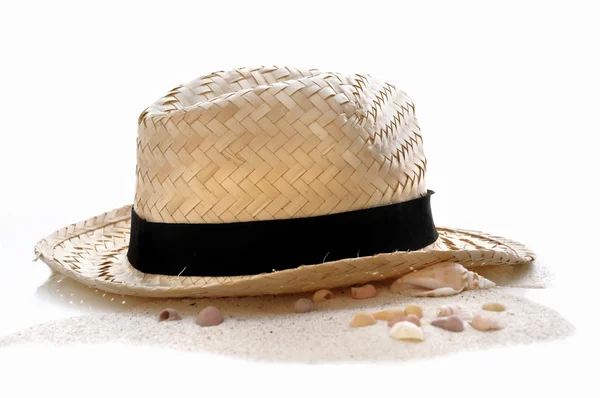 모래에 밀 짚 모자 — 스톡 사진