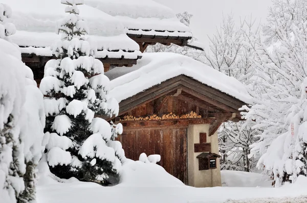 Sneeuwval in een dorp — Stockfoto