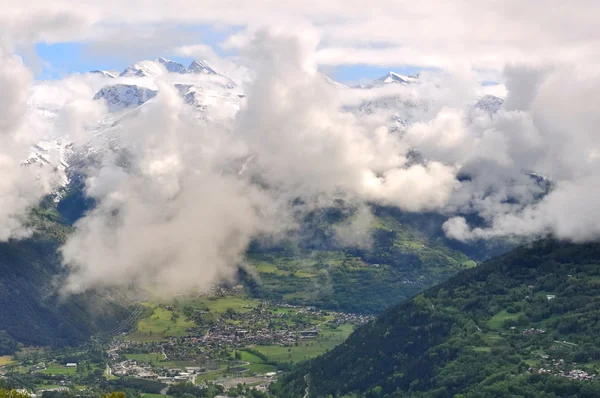Bulutlar dağ — Stok fotoğraf