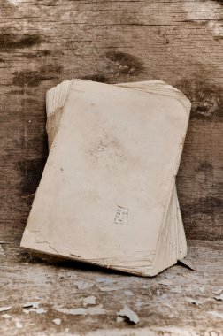 bir tahta üzerinde eski kitap