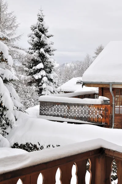 Sněžení na terase chaty — Stock fotografie