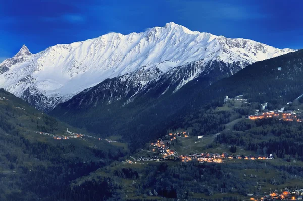 Aldeia iluminada na montanha — Fotografia de Stock