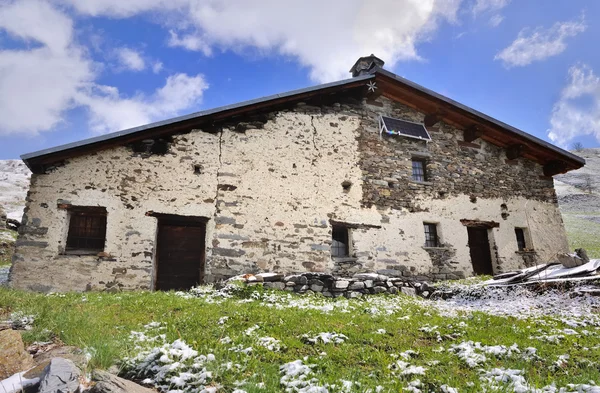 Tipico edificio nelle Alpi — Foto Stock