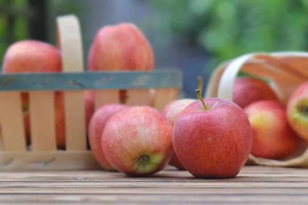 Rote Äpfel Auf Einem Tisch Garten — Stockfoto