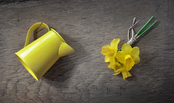 Pequeño Ramo Narcisos Una Lata Amarilla Colgando Una Tabla Madera — Foto de Stock