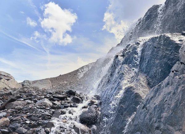 Alp Dağlarındaki Kayalık Bir Duvarda Buzuldan Akan Suya Yakın — Stok fotoğraf