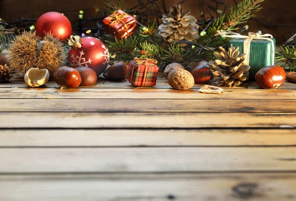 Traditionele Aand Natuurlijke Kerstversiering Houten Tafel Met Kleine Geschenkdoos Wazige — Stockfoto