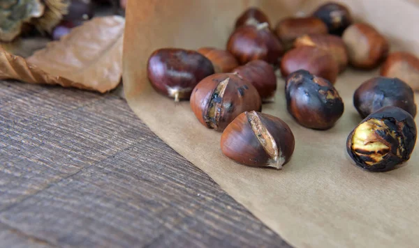 Vicino Castagne Arrostite Carta Una Tavola — Foto Stock