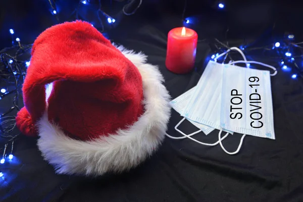 Stop Covid19 Geschreven Een Gezichtsmasker Gezet Naast Een Kerstman Cap — Stockfoto
