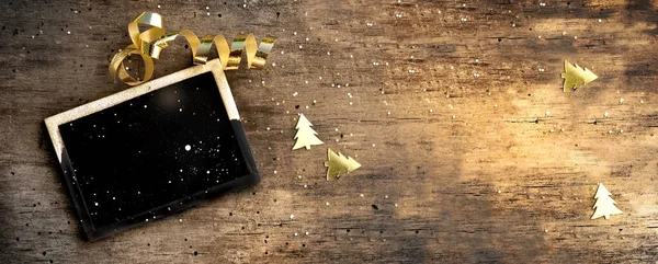 Pequena Placa Fundo Madeira Rústica Com Confete Dourado Fita — Fotografia de Stock