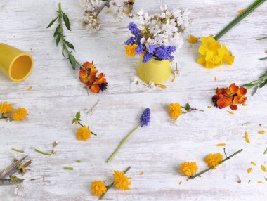Bahçe çiçekleri toplandı ve bir masaya saçıldı evde buket yapmak için 