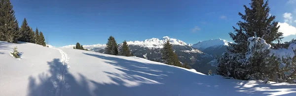 Taze Kardaki Ayak Izleri Mavi Gökyüzünün Altındaki Karlı Dağı Geçiyor — Stok fotoğraf