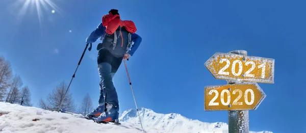 2021 2020 Escrito Cartaz Com Homem Turnê Montanha Escalada Esqui — Fotografia de Stock