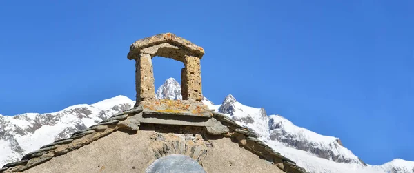 Part Chapelle Roof Front Snow Capped Peaks Blue Sky — Stock Photo, Image