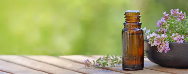 Pemandangan Panorama Pada Botol Minyak Esensial Dan Bunga Lavender Dalam — Stok Foto