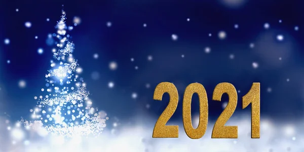 Soyut Noel Ağacı Kar Arkaplanı Üzerine 2021 Altın Figür — Stok fotoğraf