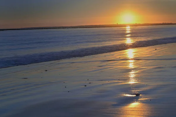 Krásný Západ Slunce Reflektující Moře Mokrý Písek Atlantickém Oceánu Pláže — Stock fotografie