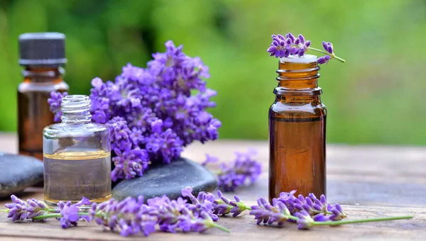 Flasche Ätherisches Und Lavendelblüten Auf Einem Holztisch Garten Arrangiert — Stockfoto