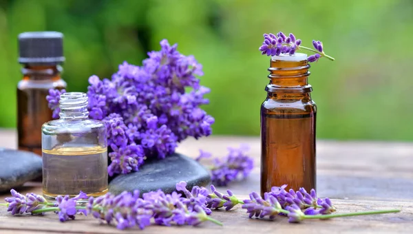 Garrafa Óleo Essencial Flores Lavanda Dispostos Uma Mesa Madeira Jardim — Fotografia de Stock