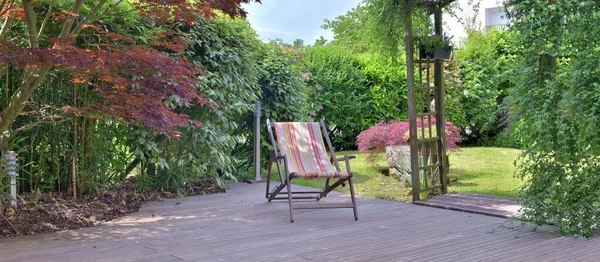 Chaise Longue Sur Une Terrasse Jardin Bois — Photo