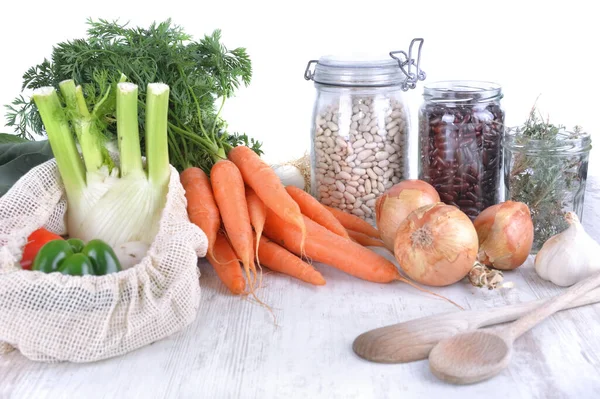 Frisches Gemüse Einem Mehrwegbeutel Und Trockene Bohnen Glas Mit Zwiebeln — Stockfoto