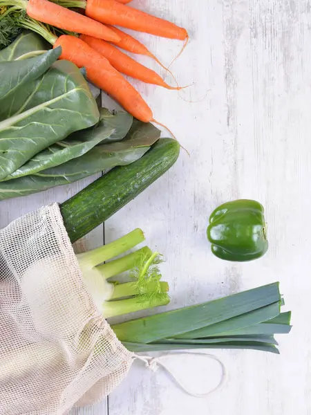 Gemüse Einem Mehrwegbeutel Unter Anderem Frischem Gemüse Auf Einem Weißen — Stockfoto