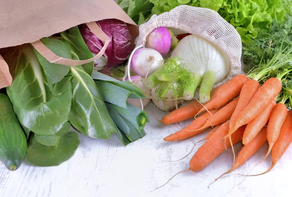 Verduras Bolsas Reutilizables Papel Entre Otras Verduras Frescas Sobre Una —  Fotos de Stock