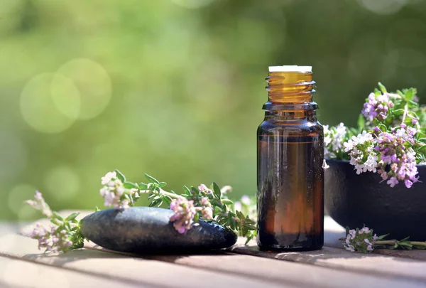 Frasco Aceites Esenciales Derramados Sobre Una Mesa Con Flores Lavanda —  Fotos de Stock