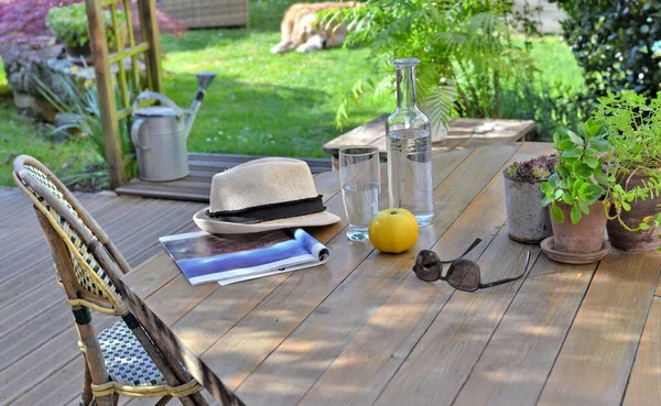 Tisch Mit Getränk Und Apfel Einer Holzterrasse Landhaus Zur Entspannung — Stockfoto