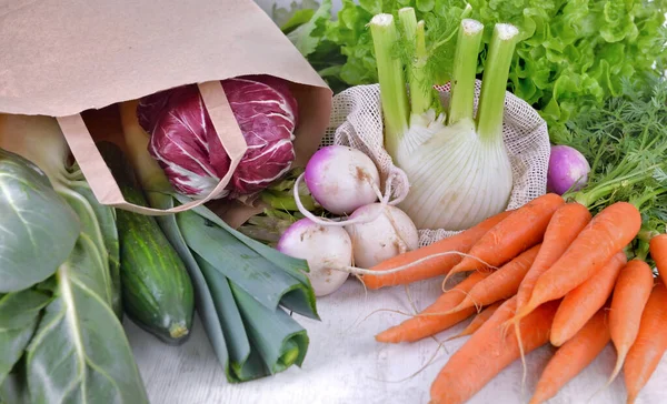 Warzywa Workach Wielokrotnego Użytku Papierowe Między Innymi Świeże Warzywa Białym — Zdjęcie stockowe