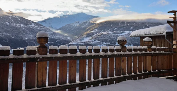 Schöne Wintersicht Auf Die Berge Von Einer Holzterrasse Mit Zaun — Stockfoto