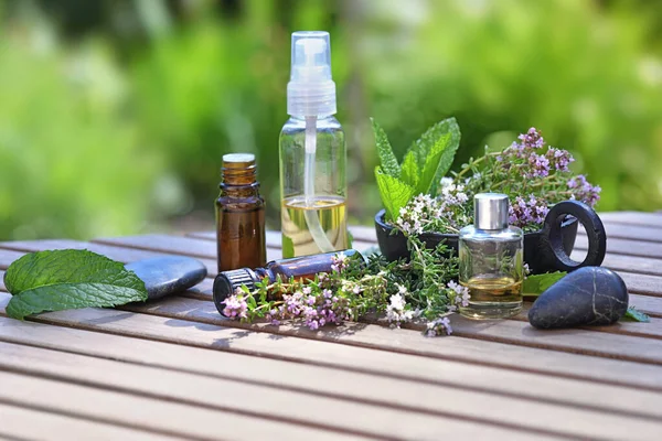 Flaskor Med Eterisk Olja Och Lavendel Blommor Ett Bord Trädgården — Stockfoto